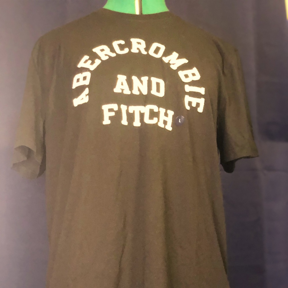 Logo Patch Tee
Classic short-sleeve tee logo patch at center chest